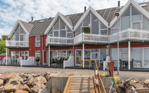 Eija - 5M from the Sea: Sommerhus, Have, Sidespor, Garden Bygninger, Skygge, Gård, Backyard, Lawn, Stuehus, Landscaping