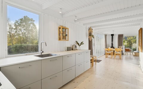 Anni - 250M from the Sea: Træ, Tag, Arkitektur, Hjem, Hus, Sommerhus, Sidespor, Hårdttræ, Hældning, Estate