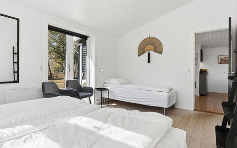 Aida - 400M from the Sea: Træ, Hjem, Dør, Sommerhus, Sidespor, Planke, Design, Veranda, Hårdttræ