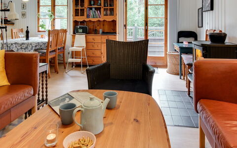 Milrid - 800M from the Sea: Træ, Hus, Sommerhus, Hjem, Tag, Landdistrikt, Sidespor, Bjælkehytte, Garden Bygninger, Hårdttræ