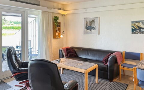 Erica - 6Km from the Sea: Møbel, Gulvbelægning, Indretning, Etage, Træ, Couch, Værelse, Bord, Loft, Stue