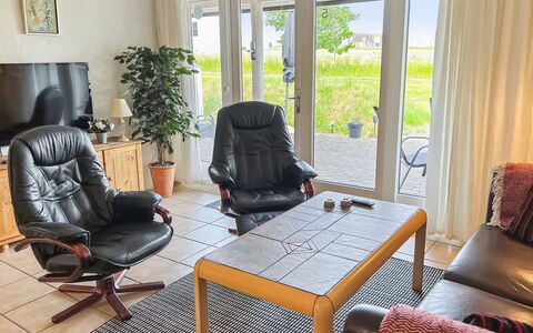 Erica - 6Km from the Sea: Møbel, Gulvbelægning, Indretning, Etage, Stol, Træ, Værelse, Bord, Stue, Belysning