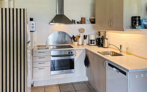 Erica - 6Km from the Sea: Køkken Apparat, Køkken, Countertop, Større Bandage, Møbel, Cabinetry, Husholdningsapparat, Gulvbelægning, Indretning, Komfur