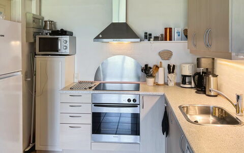 Erica - 6Km from the Sea: Køkken Apparat, Køkken, Countertop, Møbel, Større Bandage, Cabinetry, Indretning, Gulvbelægning, Husholdningsapparat, Komfur