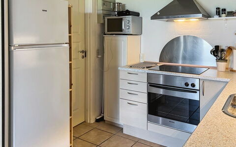 Erica - 6Km from the Sea: Køkken Apparat, Køkken, Større Bandage, Countertop, Gulvbelægning, Husholdningsapparat, Indretning, Træ, Cabinetry, Møbel