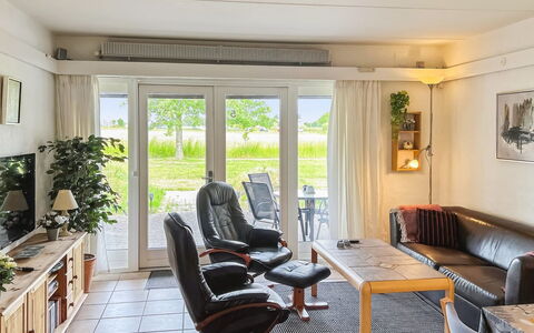 Erica - 6Km from the Sea: Møbel, Indretning, Stol, Gulvbelægning, Bord, Udvej, Etage, Loft, Værelse, Eco Hotel
