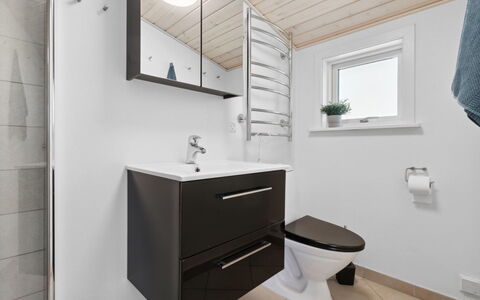 Heikki - 700M from the Sea: Badeværelse, Sanitærarmatur, Toiletbræt, Badeværelsesvask, Gulvbelægning, Toilet, Håndvask, Etage, Indretning, Badeværelsesskab