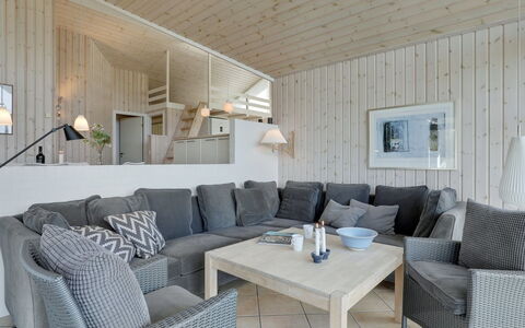 Gyrid - 150M from the Sea: Indretning, Møbel, Træ, Gulvbelægning, Couch, Etage, Loft, Stue, Hjem