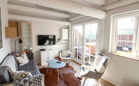 Manfred - 6Km from the Sea: Træ, Møbel, Lejlighed, Værelse, Loft, Bejdse, Stol, Hårdttræ, Klarlak, Tømmer