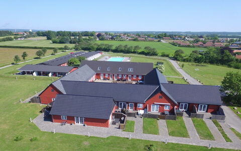 Manfred - 6Km from the Sea: Træ, Møbel, Lejlighed, Værelse, Loft, Bejdse, Stol, Hårdttræ, Klarlak, Tømmer