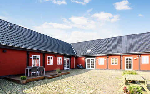 Manfred - 6Km from the Sea: Træ, Møbel, Lejlighed, Værelse, Loft, Bejdse, Stol, Hårdttræ, Klarlak, Tømmer