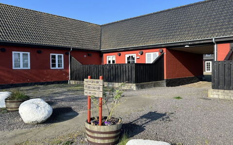 Gisella - 6Km from the Sea: Træ, Hus, Sommerhus, Hjem, Tag, Landdistrikt, Sidespor, Bjælkehytte, Garden Bygninger, Hårdttræ