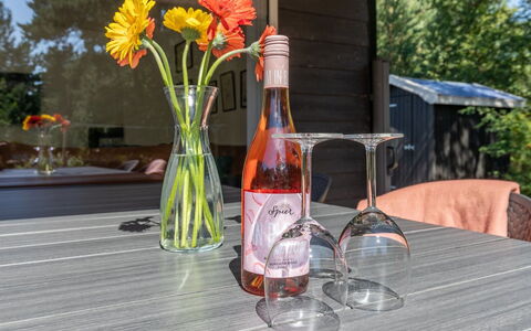 Gottfrieda - 300M from the Sea: Træ, Møbel, Lejlighed, Værelse, Loft, Bejdse, Stol, Hårdttræ, Klarlak, Tømmer