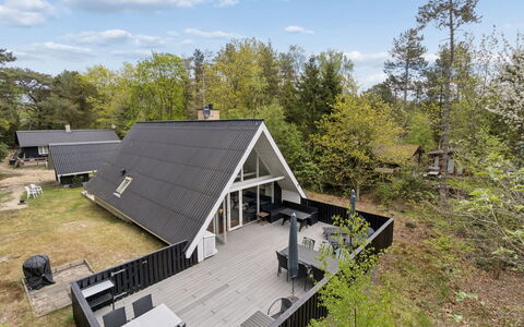 Lillesol - 400M from the Sea: Træ, Tag, Arkitektur, Hjem, Hus, Sommerhus, Sidespor, Hårdttræ, Hældning, Estate