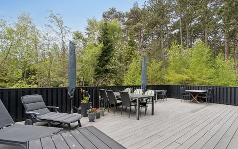 Lillesol - 400M from the Sea: Træ, Tag, Arkitektur, Hjem, Hus, Sommerhus, Sidespor, Hårdttræ, Hældning, Estate