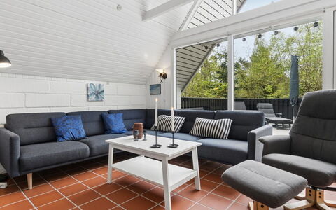 Lillesol - 400M from the Sea: Møbel, Gulvbelægning, Træ, Indretning, Etage, Couch, Hjem, Stue, Trægulve