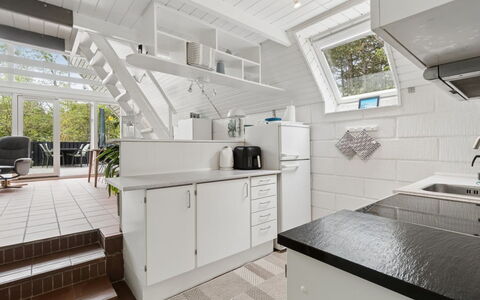 Lillesol - 400M from the Sea: Gulvbelægning, Træ, Etage, Køkken, Indretning, Loft, Trægulve, Større Bandage, Countertop, Lejlighed