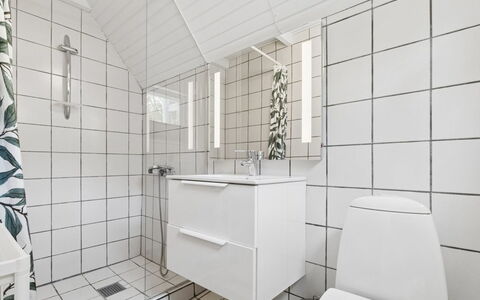 Lillesol - 400M from the Sea: Gulvbelægning, Sanitærarmatur, Etage, Indretning, Badeværelse, Flise, Håndvask, Vvs, Tap, Toilet