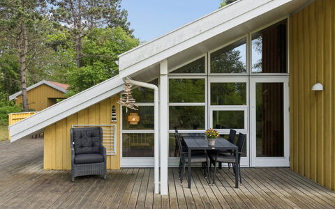 Ailen - 500M from the Sea: Træ, Sommerhus, Sidespor, Planke, Hårdttræ, Veranda, Estate, Garden Bygninger, Trappe, Stuehus