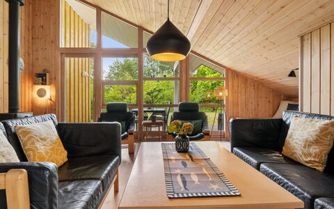 Ailen - 500M from the Sea: Træ, Indretning, Loft, Couch, Møbel, Stue, Gulvbelægning, Hjem, Etage, Hårdttræ