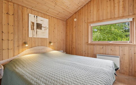 Ailen - 500M from the Sea: Træ, Indretning, Loft, Soveværelse, Seng, Etage, Gulvbelægning, Værelse, Sengetøj, Sengetøj