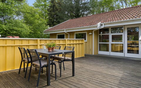 Ailen - 500M from the Sea: Træ, Veranda, Hjem, Bejdse, Hårdttræ, Dæk, Planke, Udendørs Møbler, Skygge, Sommerhus