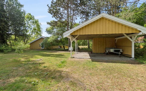 Ailen - 500M from the Sea: Træ, Tag, Skygge, Sommerhus, Lawn, Garden Bygninger, Indkørsel, Gård, Garage, Skur