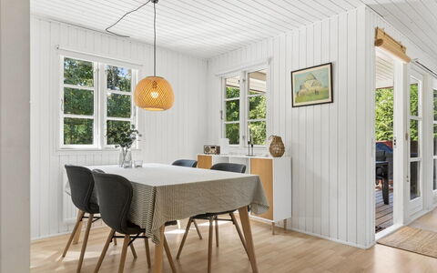 Malou - 350M from the Sea: Gulvbelægning, Træ, Indretning, Møbel, Etage, Loft, Trægulve, Hjem, Spisestue, Køkken & Spisebord