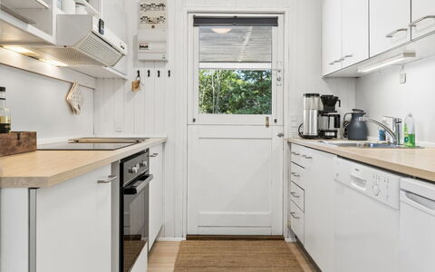 Malou - 350M from the Sea: Køkken Apparat, Køkken, Større Bandage, Countertop, Gulvbelægning, Træ, Indretning, Cabinetry, Etage, Husholdningsapparat