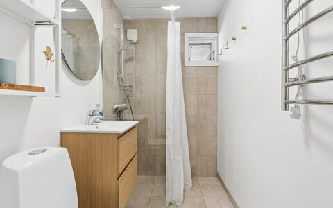 Malou - 350M from the Sea: Toiletbræt, Gulvbelægning, Sanitærarmatur, Toilet, Væg, Indretning, Etage, Badeværelse, Badeværelsesskab, Håndvask
