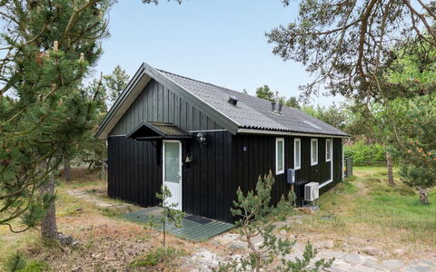Hilje - 350M from the Sea: Græs, Busk, Hus, Have, Hjem, Sommerhus, Land Lot, Lawn, Bunddække