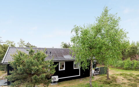 Hilje - 350M from the Sea: Møbel, Indretning, Stol, Gulvbelægning, Bord, Udvej, Etage, Loft, Værelse, Eco Hotel
