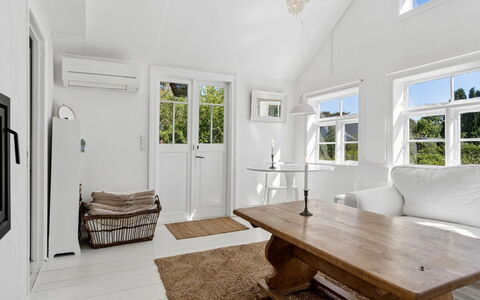 Kerstin - 100M from the Sea: Indretning, Møbel, Gulvbelægning, Væg, Etage, Couch, Træ, Loft, Stue, Værelse