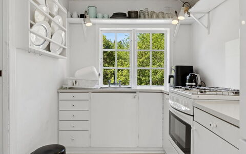 Kerstin - 100M from the Sea: Køkken, Indretning, Gulvbelægning, Køkken Apparat, Større Bandage, Loft, Countertop, Etage, Cabinetry, Hjem