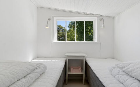 Kerstin - 100M from the Sea: Væg, Loft, Indretning, Etage, Gulvbelægning, Soveværelse, Seng, Værelse, Sengetøj
