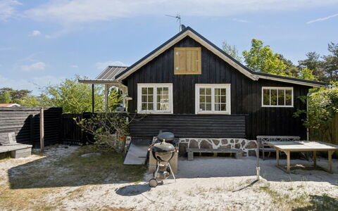 Kerstin - 100M from the Sea: Træ, Hus, Hjem, Sommerhus, Tag, Arkitektur, Sidespor, Dør, Veranda, Landdistrikt