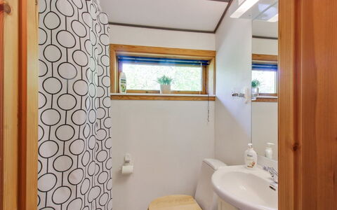 Elsamaria - 400M from the Sea: Indretning, Sanitærarmatur, Træ, Badeværelse, Badeværelsesvask, Gulvbelægning, Tap, Vvs, Etage, Værelse