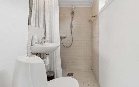 Evert - 250M from the Sea: Væg, Gulvbelægning, Etage, Sanitærarmatur, Indretning, Toilet, Toiletbræt, Badeværelse, Vvs, Værelse
