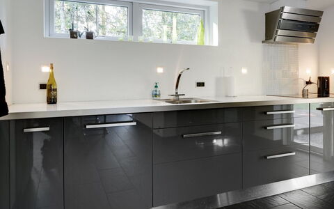 Elza - 800M from the Sea: Gulvbelægning, Cabinetry, Indretning, Køkken, Countertop, Etage, Hjem, Køkken Apparat, Lysarmatur, Skab