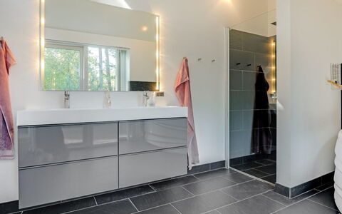 Elza - 800M from the Sea: Gulvbelægning, Etage, Badeværelsesskab, Indretning, Sanitærarmatur, Badeværelse, Vvs, Flise, Tap