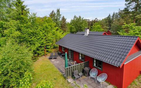 Gunder - 125M from the Sea: Møbel, Indretning, Stol, Gulvbelægning, Bord, Udvej, Etage, Loft, Værelse, Eco Hotel
