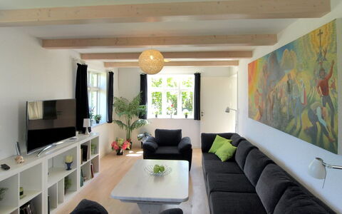 Ødmar - 400M from the Sea: Møbel, Indretning, Couch, Gulvbelægning, Væg, Etage, Loft, Træ, Værelse, Stue