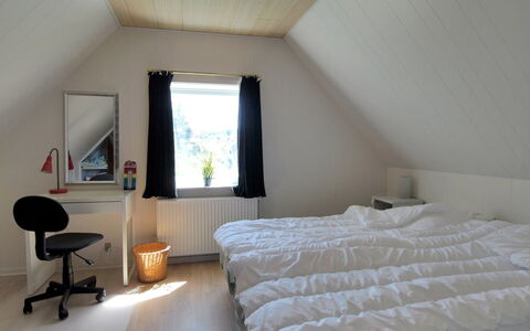 Ødmar - 400M from the Sea: Træ, Soveværelse, Gulvbelægning, Etage, Seng, Indretning, Loft, Møbel, Sengetøj, Hjem