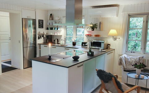 Tume - 200M from the Sea: Køkken, Countertop, Indretning, Køkken Apparat, Gulvbelægning, Møbel, Cabinetry, Træ, Etage, Lysarmatur