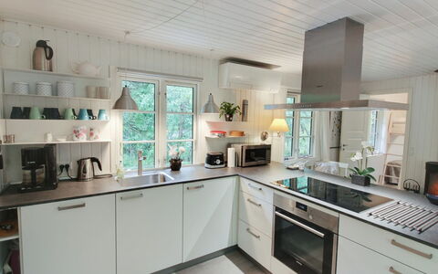 Tume - 200M from the Sea: Køkken, Countertop, Køkken Apparat, Indretning, Cabinetry, Gulvbelægning, Større Bandage, Træ, Møbel, Husholdningsapparat