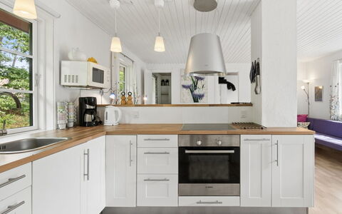 Georg - 300M from the Sea: Køkken, Countertop, Møbel, Gulvbelægning, Cabinetry, Indretning, Køkken Apparat, Træ, Etage, Hjem
