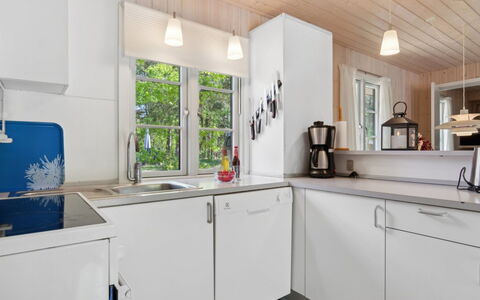 Oisin - 150M from the Sea: Køkken, Countertop, Køkken Apparat, Indretning, Træ, Større Bandage, Gulvbelægning, Håndvask, Cabinetry, Sanitærarmatur