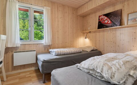Oisin - 150M from the Sea: Seng, Soveværelse, Træ, Møbel, Indretning, Sengetøj, Sengetøj, Loft, Etage, Hjem