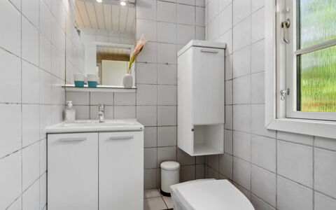 Oisin - 150M from the Sea: Toiletbræt, Toilet, Sanitærarmatur, Badeværelse, Gulvbelægning, Håndvask, Etage, Indretning, Vvs, Tap