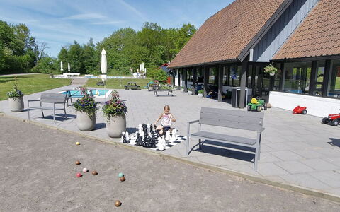 Jale - 50M from the Sea: Møbel, Indretning, Couch, Gulvbelægning, Etage, Stue, Værelse, Bord, Stol, Lejlighed